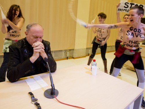 Les-Femen-accueillent-Mgr-Andr-L-onard-seins-nus-l-ULB.jpg