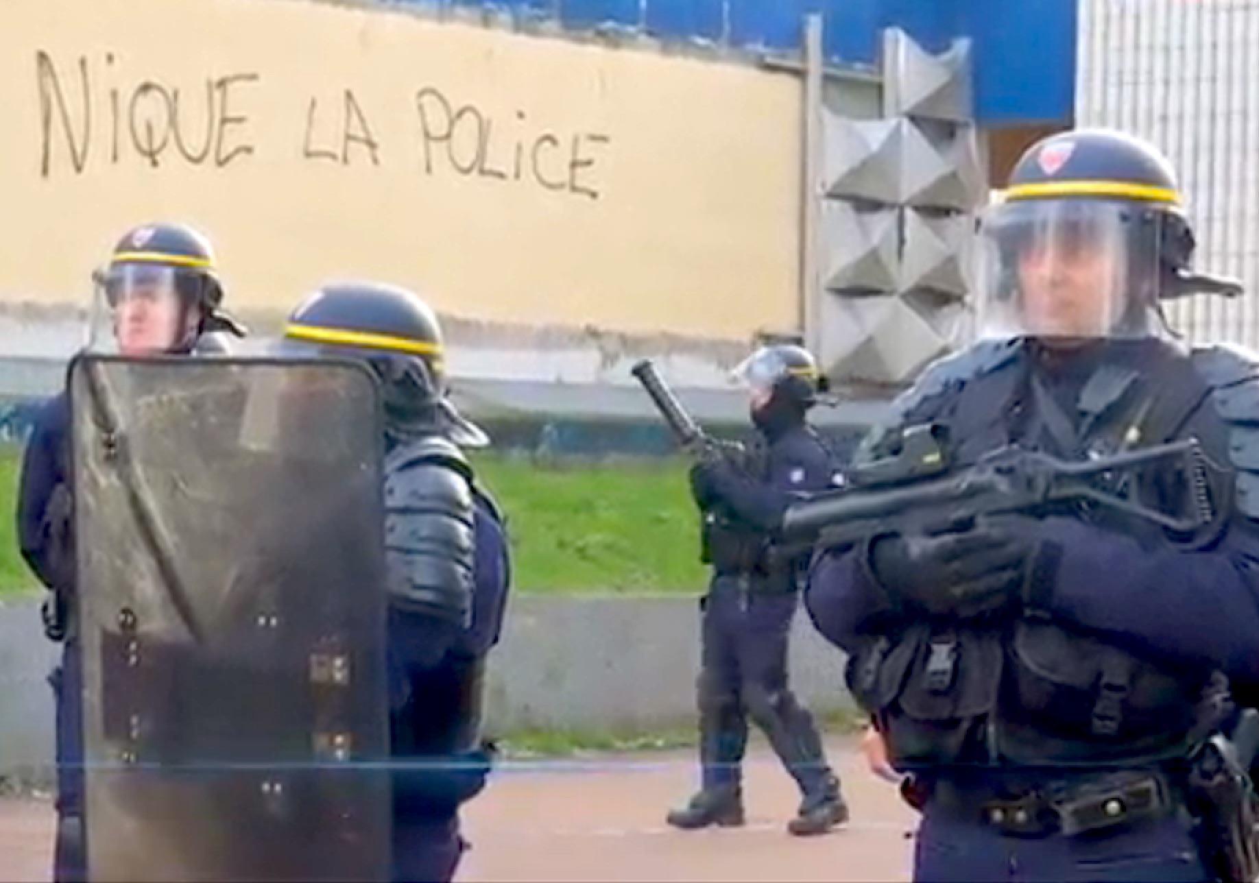 Qui Joue Le Policier Dans Les Combattantes